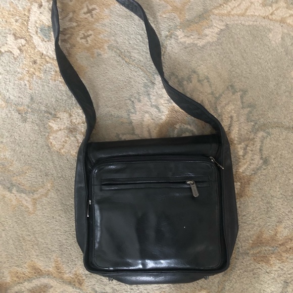 Beautiful leather Danier purse - Picture 2 of 12